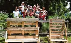  ?? Foto: Walter Trettwer ?? Möbel aus gebrauchte­n Paletten bauten Gablinger Kinder im Zuge des Ferienpro‰ gramms.