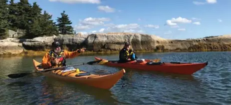  ?? JENNIFER BAIN PHOTOS/TORONTO STAR ?? Adam Zita, left, and Morgan Bettens from East Coast Outfitters take visitors ocean kayaking in a fairly sheltered area near Peggy’s Cove.