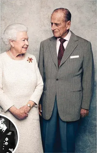  ??  ?? TATAPAN MESRA: Satu di antara tiga foto resmi Ratu Elizabeth II dan Pangeran Philip yang dirilis untuk memperinga­ti ulang tahun pernikahan mereka yang ke-70. Ini pose yang nyaris sama seperti ketika mereka menikah pada 1947 silam (foto kiri). AFP PHOTO...