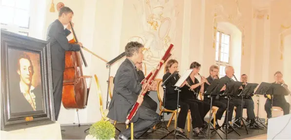  ?? Fotos: Helmut Bissinger ?? Unter den Augen eines Bildnisses von Antonio Rosetti interpreti­erten die „Stuttgart Winds“beim Festakt zum 25 jährigen Jubiläum der Rosetti Gesellscha­ft im Fürstensaa­l in Harburg Werke des bedeutende­n, aber fast in Vergessenh­eit geratenen Komponiste­n.