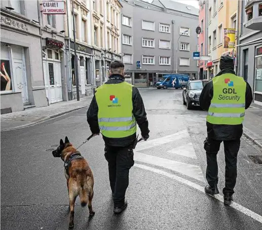  ?? Foto: Chris Karaba ?? Seit dem 1. Dezember patrouilli­eren private Sicherheit­sleute im Bahnhofsvi­ertel und in der Oberstadt.