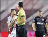  ??  ?? Marcone hizo mano con 0-2, pero la jugada no se revisó. Nacho Fernández lo protesta.