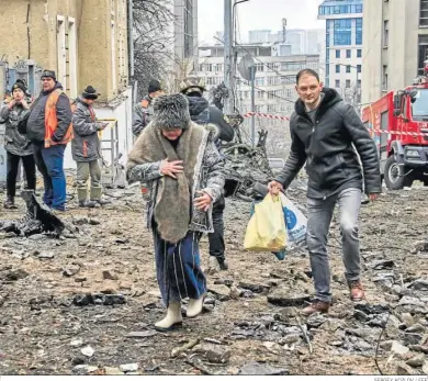  ?? SERGEY KOZLOV / EFE ?? Ciudadanos evacuados de la ciudad de Kharkiv, en el noreste de Ucrania.