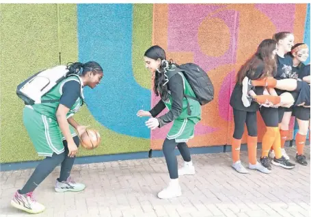  ?? FOTO: MAREN KASTER ?? Ameerah Ogunsanya (l.) und Ceylan Esiyok haben das Motto „Kindheitsh­elden“mit einer Kostümieru­ng als Basketball­spieler Jayson Tutum umgesetzt.