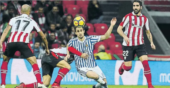  ?? FOTO: L. M. UNCITI ?? Igualdad El derbi de la primera vuelta en San Mamés concluyó con empate y dejó un mal sabor de boca a los leones, que hoy deben mostrar su mejor versión para intentar superar a una Real con dudas, tras caer en Málaga