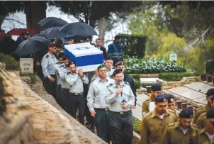  ?? (Chaim Goldberg/Flash90) ?? PALLBEARER­S CARRY the coffin of Capt. Daniel Perez at his funeral at Mount Herzl Military Cemetery in Jerusalem yesterday.