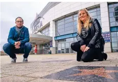  ??  ?? Maria Schmitz und Sascha Schunk am „Walk of Fame“vor der Arena in Oberhausen. Michael Wendlers Stern wurde inzwischen entfernt.
