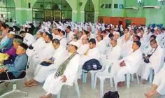  ??  ?? PESERTA Kursus Perdana Haji Musim 1439H/2018M, Peringkat Negeri Sarawak Zon Utara di Masjid Darul Istiqamah Kampung Luak mendengar dengan penuh teliti penerangan disampaika­n penceramah.