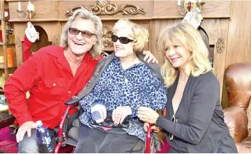  ??  ?? Russell (left to right), Louise Julia Russell and Hawn arrive at the premiere of ‘The Christmas Chronicles’ at Fox Bruin Theater on recently in Los Angeles, California. — AFP photo