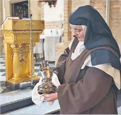  ?? JAVIER FLORES ?? Una de las monjas con la mano de Santa Teresa.