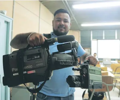  ?? FOTOS: MELVIN CUBAS ?? EQUIPO. El estudiante Carlos Hernández muestra las cámaras con las que cuenta la carrera, no las usan porque son obsoletas. La falta de espacio es otro de los problemas. En la cabina de radio, el equipo que se utiliza está desfasado.