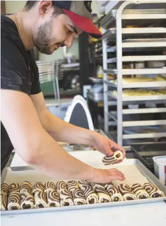  ?? PHOTOS PEDRO RUIZ LE DEVOIR ?? «Le temps de fabricatio­n d’un “chocofunky” est quasi doublé par rapport à un croissant classique», explique Mickaël Legentilho­mme, cogérant pâtissier au café Maesmi, à Montréal.