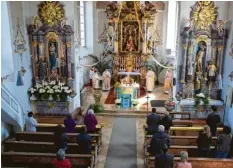  ??  ?? Viele Gläubige sind in die Kirche St. Luzia in Zell gekommen, um ihren Pfarrer Helmut Bullinger die Ehre zu erweisen.