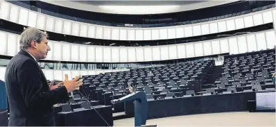  ??  ?? Johannes Hahn vor dem leeren EU-Parlament, ein Symbolbild, das schon vor zwei Jahren empörte. Geändert hat sich wenig, außer: Wir sollen noch mehr an die EU bezahlen, wie DI Dr. Klaus Woltron in seinem „Eilbrief an Brüssel“in der letzten „Krone bunt“anprangert.