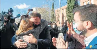  ?? MARTA PÉREZ / EFE ?? El presidente de ERC, Oriol Junqueras, abraza ayer a Carme Forcadell, a su salida de prisión, junto a Pere Aragonès.