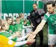 ?? BILD: CARSTEN HEIDMANN ?? Abklatsche­n: Werders Claudio Pizarro begrüßt die F5-Junioren aus Eversten im Spielertun­nel.