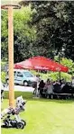  ?? ?? Ein Charterflu­gzeug brachte die Eintracht Frankfurt-Fans nach Klagenfurt. Von dort ging es mit dem Bus ins Gurktal, wo gefeiert wurde