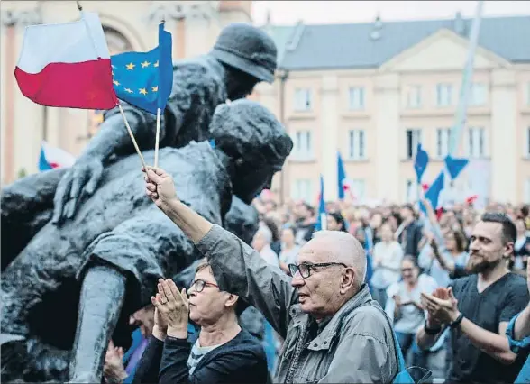  ?? WOJTEK RADWANSKI / AFP ?? Banderas de Polonia y de la UE ayer en la manifestac­ión contra la reforma, ante la sede del Tribunal Supremo, en Varsovia