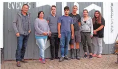  ?? FOTO: JUZ-UNITED ?? Theo Koch (l.) und Alexandra Gross (2. v. l.) von Juz-United mit Jugendlich­en des Jugendzent­rums Oberesch in Rehlingen-Siersburg, wo die Jugendarbe­it nach Kochs Angaben sehr gut funktionie­rt.