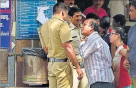  ?? ARIJIT SEN/HT ?? Patients were prevented entry into the OPD of Sion Hospital in Mumbai as the strike by doctor entered fourth day on Thursday.