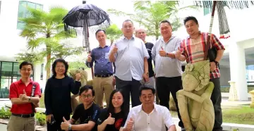  ??  ?? Tecktonic and Sons Holdings Sdn Bhd managing director Lee Chin Teck (standing fourth left) and his team at Rex Apartment. — Photos by Chong Suk Chin