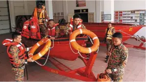  ?? — Zhafaran Nasib/
The Star ?? Ready to help:
Some 1,700 personnel from 20 fire stations and several voluntary fire squads in Penang are on standby in case floods occur.