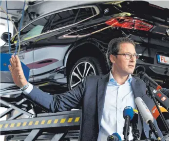  ?? FOTO: DPA ?? Bundesverk­ehrsminist­er Andreas Scheuer (CSU) präsentier­t ein neues Konzept zur Vermeidung von Fahrverbot­en.