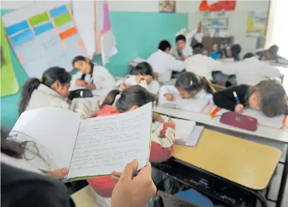  ?? N. SIEIRA ?? En clase. En Provincia pueden enseñar docentes titulados y estudiante­s que cursen el profesorad­o.