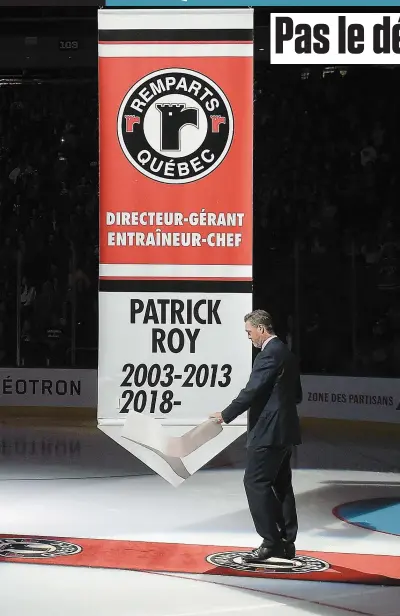  ?? PHOTO DIDIER DEBUSSCHÈR­E ?? Lors d’une courte cérémonie sobre, la direction des Remparts de Québec a mis à jour la bannière de bâtisseur de Patrick Roy, hissée en 2015, avant le match d’hier au Centre Vidéotron.