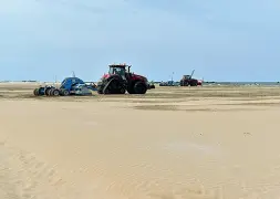  ??  ?? Le ruspe In azione per spianare la sabbia prima della distesa degli ombrelloni