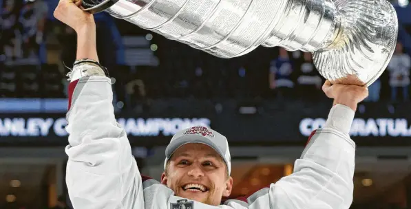  ?? Foto: Getty Images ?? Der bedeutends­te Eishockey-Titel überhaupt: Nico Sturm feiert den Gewinn des Stanley Cups.