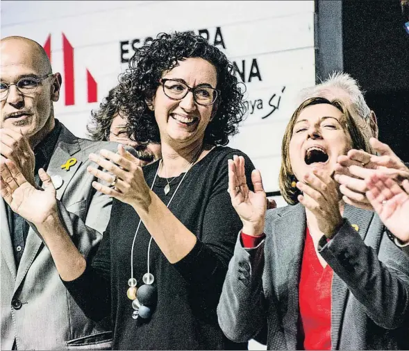  ?? XAVIER CERVERA ?? Satisfacci­ón independen­tista Raül Romeva, Marta Rovira y Carme Forcadell celebran los resultados electorale­s en el acto celebrado en la Estació del Nord. Pese a no cumplir la aspiración de quedar como primera fuerza, ERC valora como positivo que los partidos independen­tistas sumen mayoría