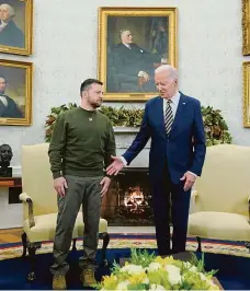  ?? Foto: ČTK ?? V kanceláři prezidenta USA Volodymyr Zelenskyj a Joe Biden v oválné pracovně Bílého domu ve Washington­u.