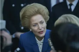  ?? FOTO: DES WILLIE ?? ■
Gillian Anderson som premiärmin­ister Margaret Thatcher möter pressen.