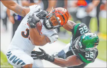 ?? Noah K. Murray The Associated Press ?? New York Jets linebacker Jarrad Davis tackles Cincinnati Bengals running back Samaje Perine during the Jets’ upset victory on Sunday in East Rutherford, N.J.