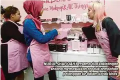  ??  ?? NURUL SHAFIQAH bersama dua kakitangan sedang memasukkan produk tempahan
pelanggan ke dalam kotak khas.