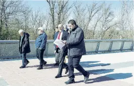  ?? LETICIA PÉREZ/ICAL ?? Carnero recorre la remodelada acera del Puente de Santa Teresa