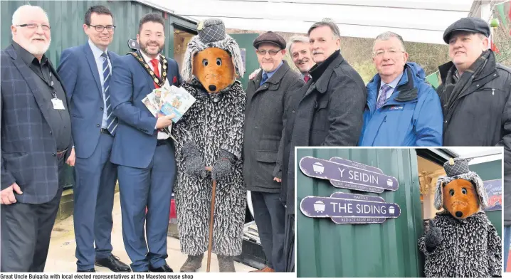  ??  ?? Great Uncle Bulgaria with local elected representa­tives at the Maesteg reuse shop