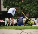  ?? FOTO: LEHTIKUVA-AFP/ BRENDAN SMIALOWSKI ?? Blomsterne­dläggning utanför synagogan i Pittsburgh. Dådet skedde under sabbaten.