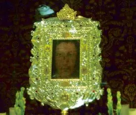  ?? ARMAND GALANG/INQUIRER CENTRAL LUZON ?? ‘FACE OF JESUS’ A reliquary displayed at Immaculate Conception Parish Church in Nampicuan, Nueva Ecija province, holds a replica of a cloth claimed to have been used to cover the face of Jesus after his death and bear an imprint of his face.