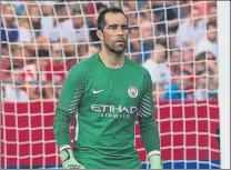  ?? FOTO: PERE PUNTÍ ?? Claudio Bravo, con la camiseta del Manchester City