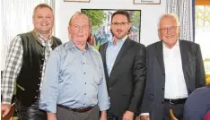  ?? Foto: Hildegard Steiner ?? Sprachen beim Hoagardn über das Thema „Senioren in Thierhaupt­en“: (von links) Toni Brugger, Johann Wittmann, Jürgen Werner, Franz Neher.