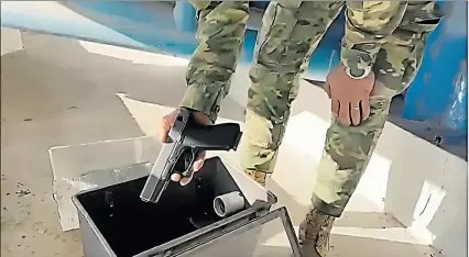  ?? CAPTURA DE VIDEO ?? Escena. En la cárcel de Cotopaxi, los militares hallaron un arma dentro de un reflector de luz de la prisión.