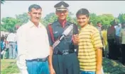  ?? HT PHOTOS ?? File photo of Major Amit Deswal, who was killed in an encounter in Manipur in 2016, and (right) statue of Captain Pawan Kumar, who was killed in the Valley in 2016, at a university in Jind.