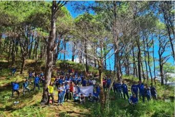  ?? PHOTOGRAPH COURTESY OF SNAP-BENGUET ?? VOLUNTEERS gather to mark the 14th anniversar­y of SN Aboitiz Power Benguet with a tree planting activity.