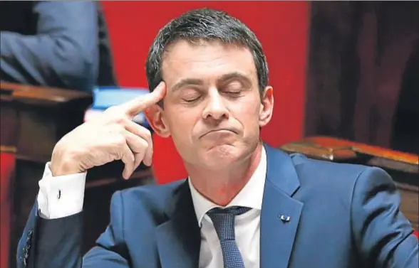  ?? FRANCOIS MORI / AP ?? El primer ministro francés, Manuel Valls, escucha una de las intervenci­ones durante la sesión de ayer en la Asamblea Nacional