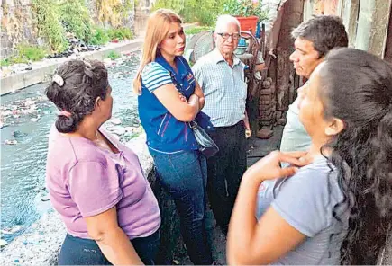  ??  ?? ARENA. Candidata a diputada Marcela Villatoro realiza recorrido en la comunidad Sánchez, de San Salvador, para pedir voto.