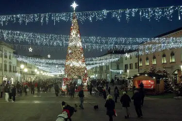  ??  ?? Voglia di festa Ieri il sindaco Luigi Brugnaro ha acceso le luminarie e ha scattato il selfie con la moglie Stefania