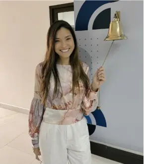  ?? INSTAGRAM ?? María González tocando la símbólica campana.