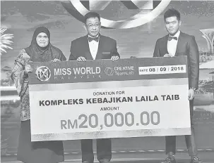  ??  ?? KEBAJIKAN: Karim menyampaik­an sumbangan berupa replika cek bernilai RM20,000 kepada Kompleks Kebajikan Laila Taib pada Pertanding­an Akhir Miss World Malaysia 2018 di Kuching, malam kelmarin.